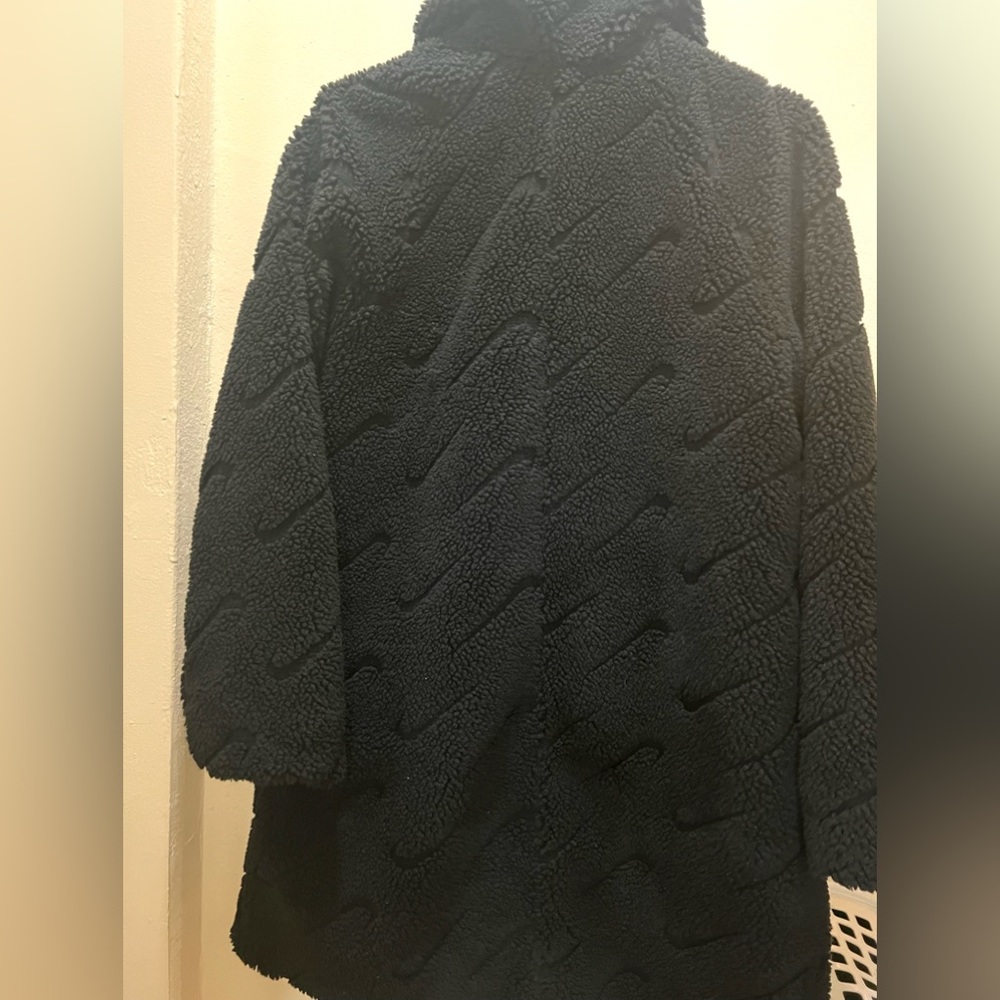Nike Women’s Loose Fit SZ.M Sherpa Fleece Black Coat - Picture 6 of 13